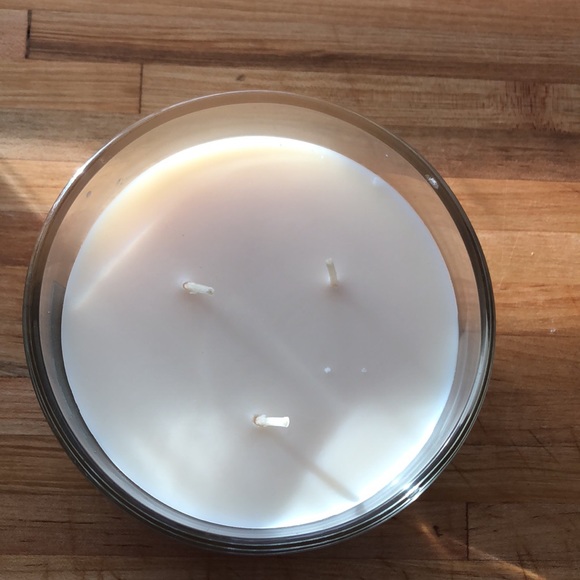 Bloom and Prosper-Golden Vanilla & Vodka scented candle - Picture 2 of 4